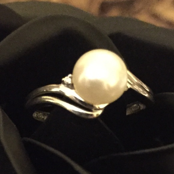 White Gold Pearl Ring w 2 Tiny Diamonds (repair) - Picture 7 of 8